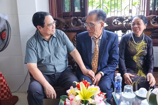Thủ tướng Phạm Minh Chính khảo sát Nhà ga T2 sân bay Đồng Hới và thăm gia đình thương binh