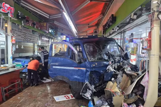 Xe tải đâm vào chợ ở Hàn Quốc, ít nhất 20 người bị thương