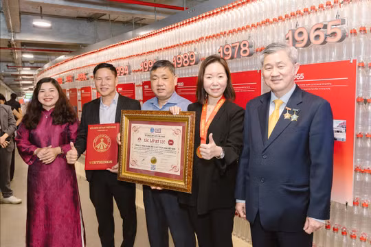 Công ty Coca-Cola Việt Nam xác lập Kỷ lục với tác phẩm nghệ thuật làm từ bao bì nhựa tái chế lớn nhất