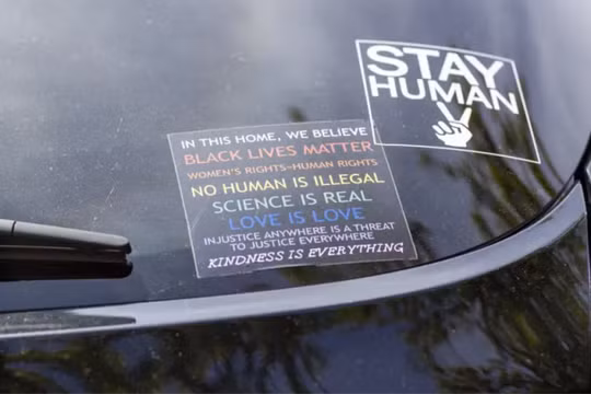 Vì sao nên gỡ ngay sticker và decal khỏi xe?