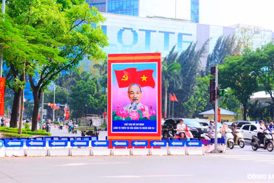 Đường phố Hà Nội trang hoàng chào mừng 135 năm Ngày sinh Chủ tịch Hồ Chí Minh