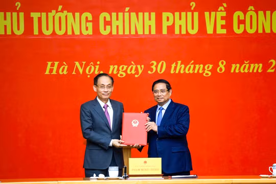 Thủ tướng Phạm Minh Chính trao quyết định bổ nhiệm Quyền Bộ trưởng Bộ Ngoại giao