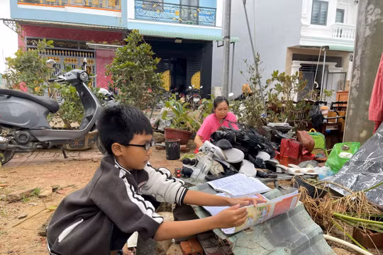 Gia Lai: Hơn 448.000 cuốn sách bị cuốn trôi, học trò vùng rốn lũ được tiếp sức trở lại trường
