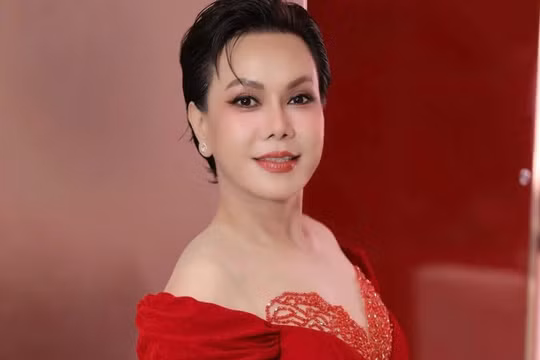 Diễn viên Việt Hương tặng 80 triệu đồng động viên cầu thủ Xuân Son