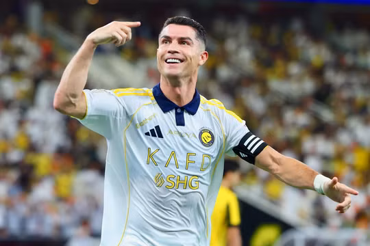 Cristiano Ronaldo trở thành cầu thủ bóng đá tỷ phú đầu tiên