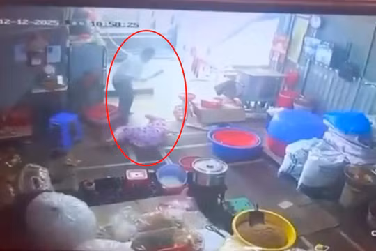 Đang ngồi trong nhà, chồng bất ngờ cầm dao lao vào chém vợ rồi tự tử