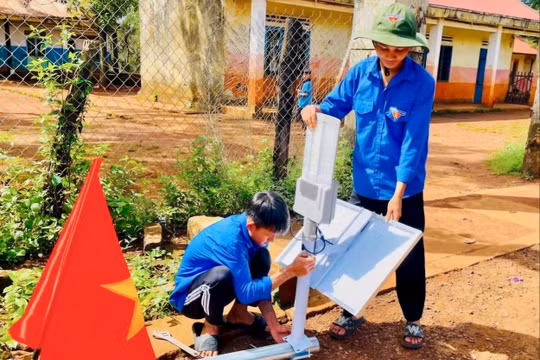 Bàn giao công trình “Thắp sáng đường biên” cho làng Cúc, xã Ia O, Gia Lai