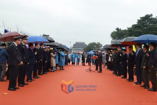 Thông quan xuất nhập cảnh cho du khách và cư dân biên giới qua cặp cửa khẩu Hoành Mô - Động Trung