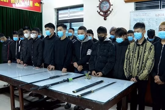 Triệu tập hơn 50 thanh thiếu niên lập nhóm hội, mang hung khí diễu phố ở Thái Bình