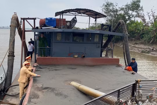 Thái Bình: Bắt quả tang tàu 'ma' hút cát trộm trên sông Trà Lý