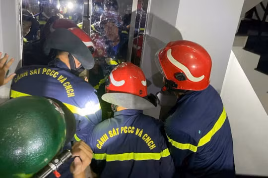 Giải cứu cô gái bị kẹt trong thang máy lúc rạng sáng ở TP HCM