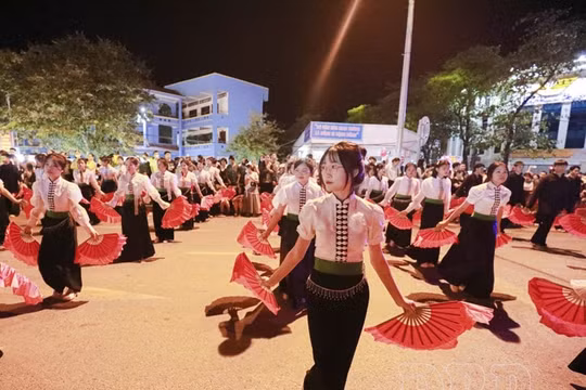 Tưng bừng Lễ hội đường phố ‘Tinh hoa Tây Bắc’