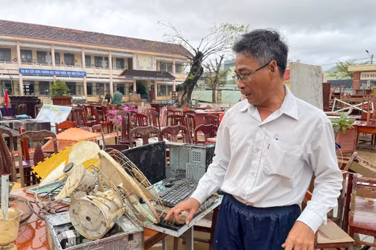 Gia Lai: Nhiều trường học bị ngập sâu trong nước và bùn đất, thiết bị dạy học bị hư hỏng
