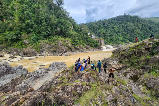 Nhóm thanh niên bơi ra mỏm đá giữa sông câu cá, một người bị nước cuốn trôi