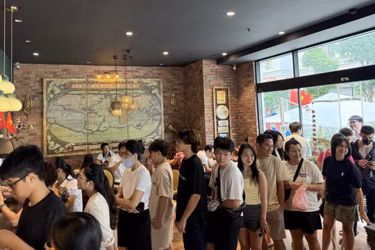 Tranh cãi việc giới trẻ đổ xô 'check-in ghế tổng tài' tại quán cà phê ở Hà Nội