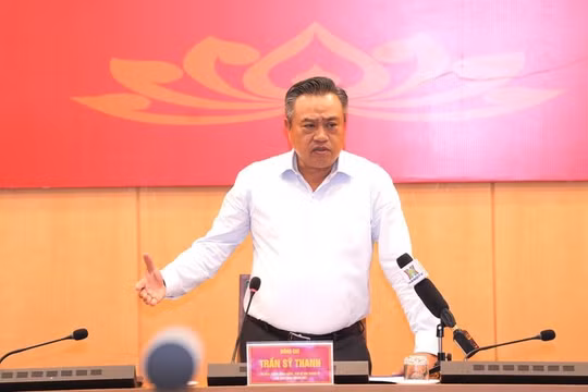 Chủ tịch Hà Nội chỉ đạo ứng phó khẩn cấp, không để người dân bị động trước bão số 11