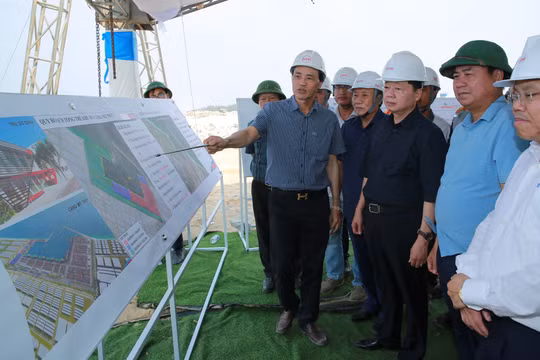 Phó Thủ tướng Trần Hồng Hà kiểm tra tiến độ bến cảng Mỹ Thủy và cảng hàng không Quảng Trị