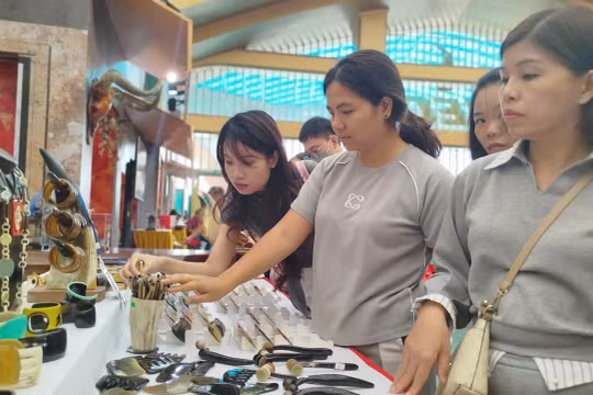 Hội chợ Mùa thu 2025: Hàng Việt 'ghi điểm', du khách nườm nượp đổ về