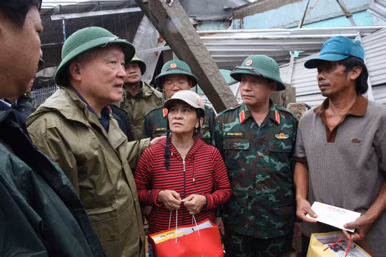 Khẩn trương hỗ trợ người dân sửa nhà, phục hồi sản xuất và phòng dịch sau lũ
