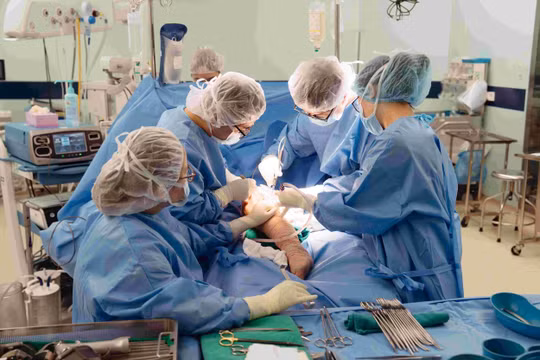 Vinmec lần đầu thay toàn bộ xương đùi cho bệnh nhi ung thư nhỏ tuổi nhất thế giới