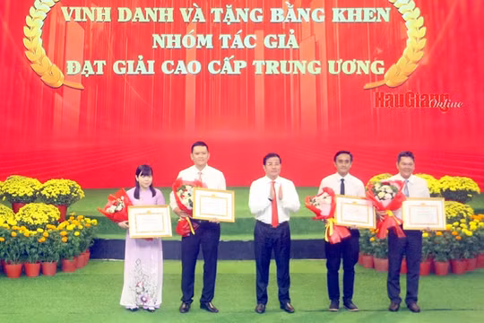 Hậu Giang trao giải báo chí về xây dựng Đảng và tổ chức khai mạc Hội báo Xuân 2025