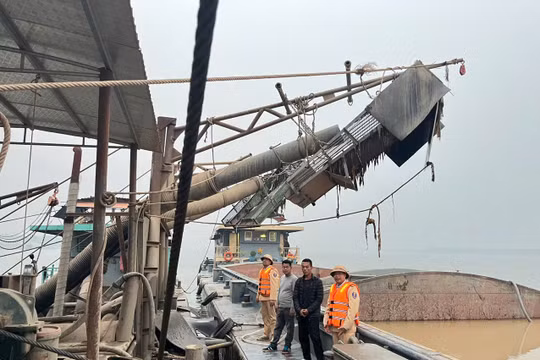 Hà Nội: Tạm giữ nhiều đối tượng và 2 phương tiện thủy khai thác cát trái phép