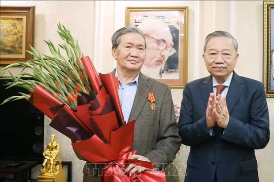 Tổng Bí thư Tô Lâm trao Huân chương Hồ Chí Minh tặng đồng chí Đinh Thế Huynh