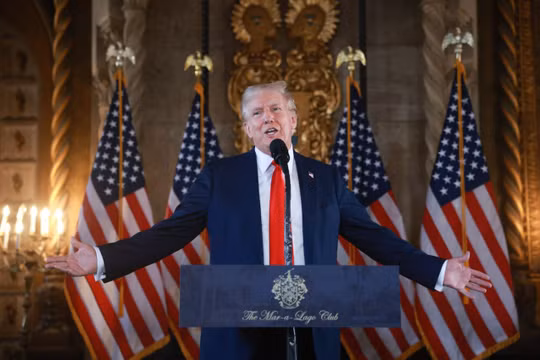 Ông Trump đóng cửa ứng dụng nhập cư, hàng chục nghìn người mắc kẹt