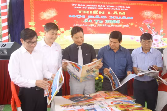 Long An giới thiệu gần 200 ấn phẩm, tạp chí Xuân của Trung ương và các địa phương