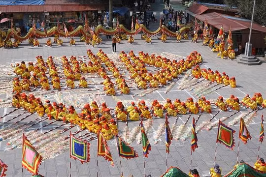 Hàng ngàn du khách về dự Lễ hội Phủ Dầy năm Ất Tỵ 2025
