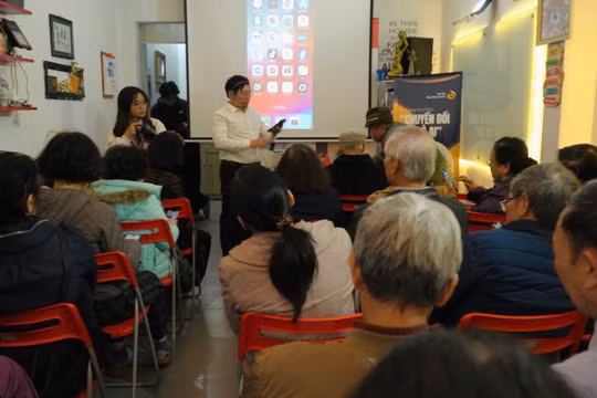 Lớp học AI đặc biệt: Khi người cao tuổi làm bạn với công nghệ