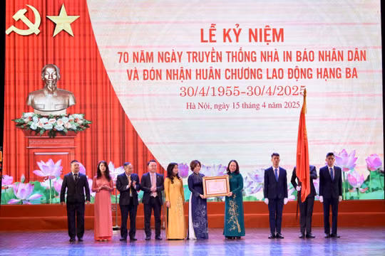70 năm cống hiến: Nhà in Báo Nhân Dân Hà Nội nhận Huân chương Lao động hạng Ba lần thứ hai