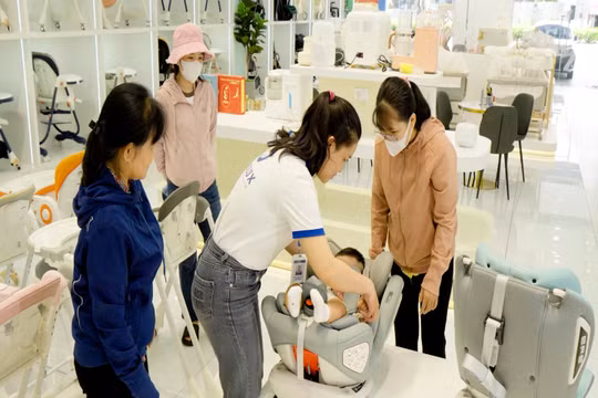 Ghế an toàn “cháy hàng” khi phụ huynh gấp rút chuẩn bị theo luật mới
