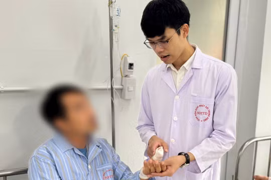 Khối u 17 năm ăn mòn xương ngón tay