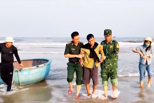 Kịp thời cứu nạn ngư dân gặp sự cố trên biển Quảng Bình