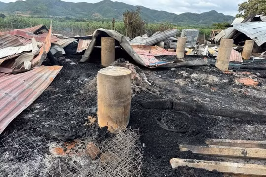 Gia Lai: Căn nhà bốc cháy ngùn ngụt khi cả gia đình đang ngủ trưa