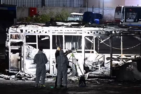 Ba xe buýt phát nổ ở Tel Aviv sau khi Hamas trả thi thể con tin, Israel nói sẽ truy quét 'khủng bố'