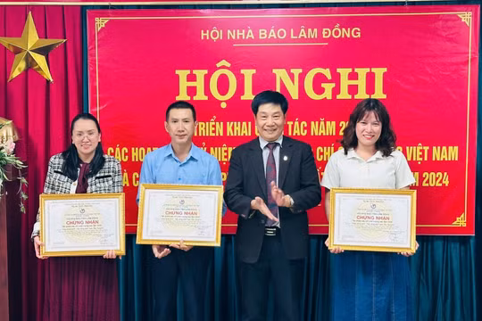 Hội Nhà báo tỉnh Lâm Đồng trao Giấy chứng nhận cho 20 tác phẩm báo chí chất lượng cao
