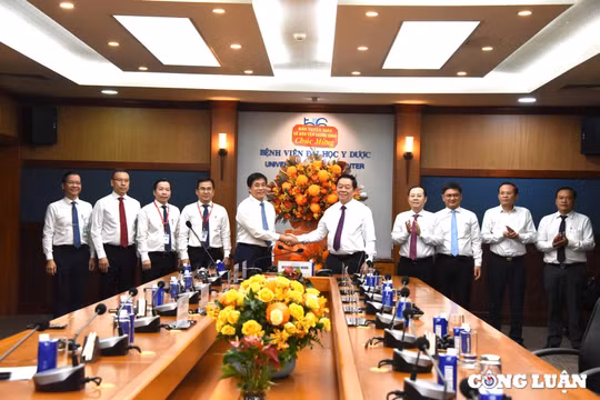 Trưởng Ban Tuyên giáo và Dân vận Trung ương thăm, chúc mừng các cơ sở y tế phía Nam
