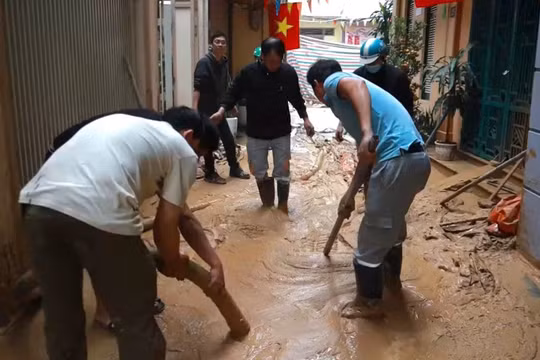 Bùn đất vẫn phun trào ở ngõ Giang Văn Minh, công tác khắc phục chưa hoàn tất