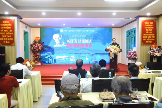 Ra mắt sách ảnh Nguyễn Bá Khoản: Những khoảnh khắc vàng trong lịch sử dân tộc