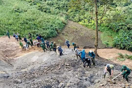 Bộ đội Biên phòng sát cánh cùng nhân dân trên tuyến biên giới miền Trung khắc phục hậu quả cơn bão số 10