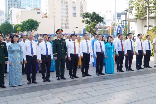 TP HCM dâng hoa, dâng hương tưởng niệm Chủ tịch Hồ Chí Minh