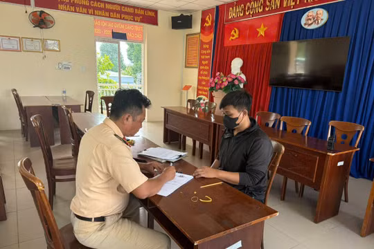 Xử phạt tài xế xe ba gác chạy ngược chiều, chặn đầu xe ô tô