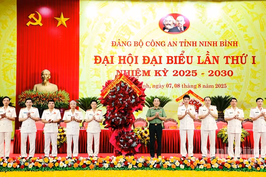 Thứ trưởng Bộ Công an Trần Quốc Tỏ dự Đại hội đại biểu Đảng bộ Công an tỉnh Ninh Bình