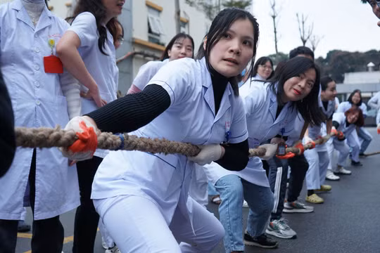 Các bác sĩ thi kéo co mừng kỷ niệm 70 năm ngày thầy thuốc Việt Nam