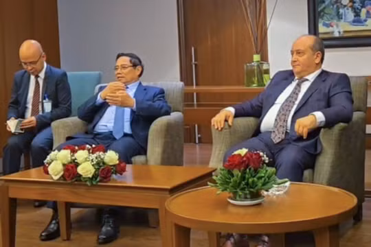 Thủ tướng Phạm Minh Chính và Thủ tướng Algeria làm việc với các doanh nghiệp