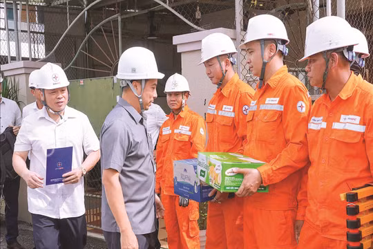 Phó Tổng Giám đốc EVN, EVNNPC thăm và chỉ đạo khắc phục bão số 10 tại Hà Tĩnh