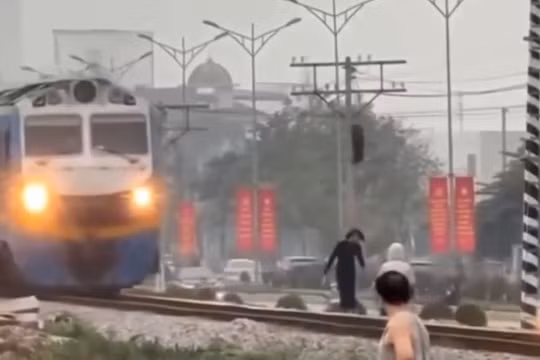 Hết hồn 2 cô gái “đam mê sống ảo” trên đường ray khi tàu đang đến