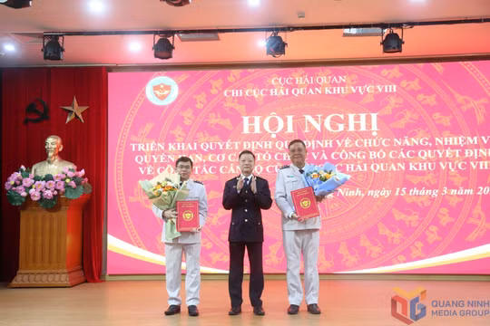 Công bố quyết định về tổ chức bộ máy và cán bộ của Chi cục Hải quan khu vực VIII